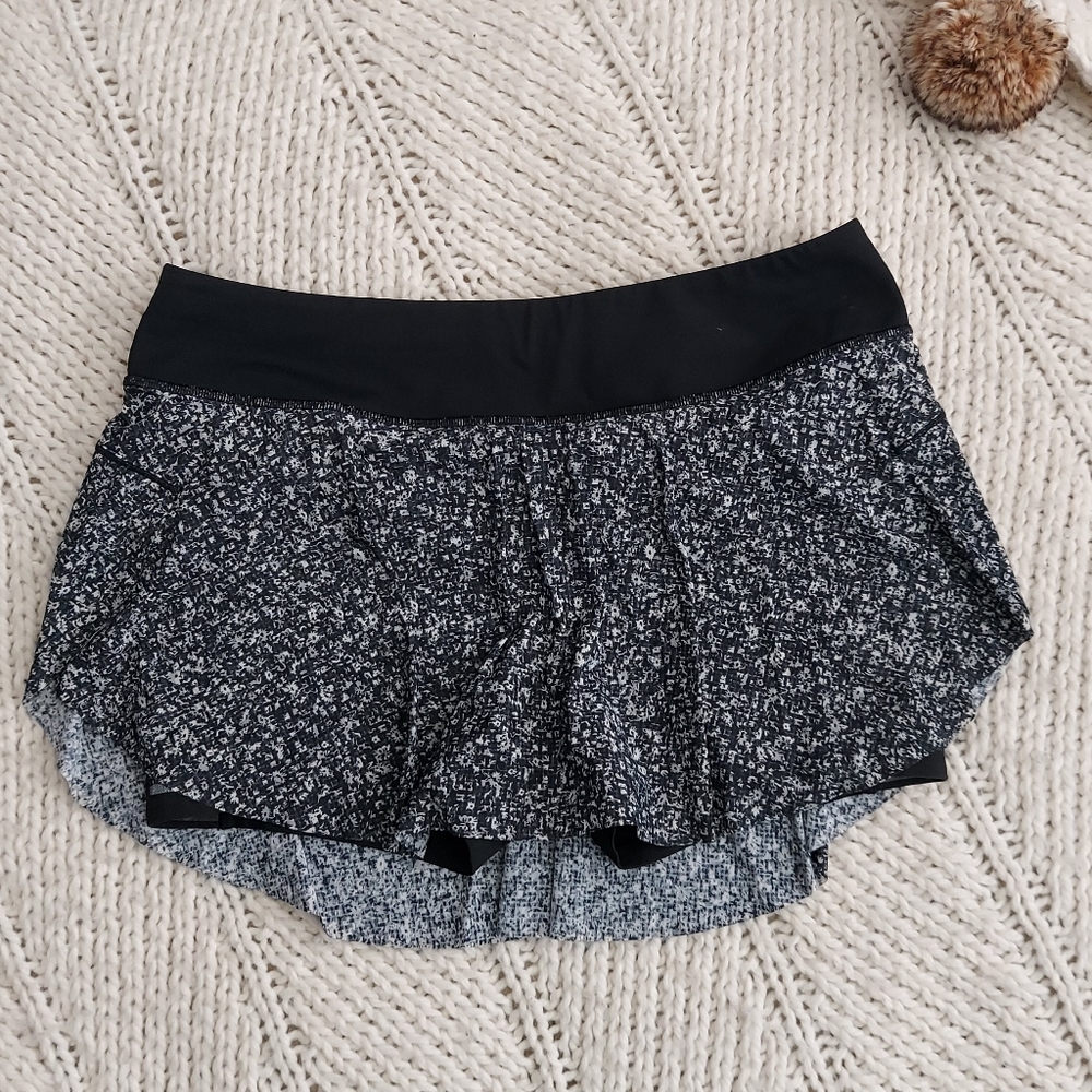 LULULEMON Quick Pace Skirt - Daisy Dust Alpine White & Black
